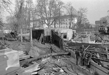 129022 Gezicht op de werkzaamheden bij de in aanbouw zijde inlaat van de spuikoker in de Stadsbuitengracht te Utrecht, ...